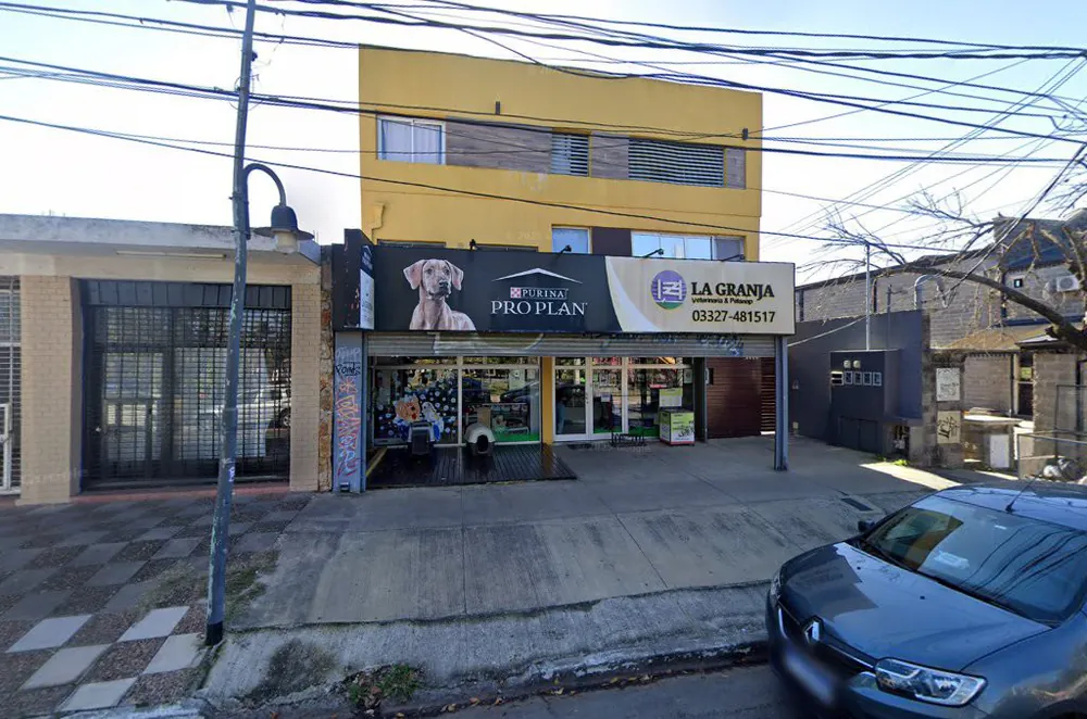 Frente del local sobre Belgrano, con el cartel de La Granja arriba de las vidrieras